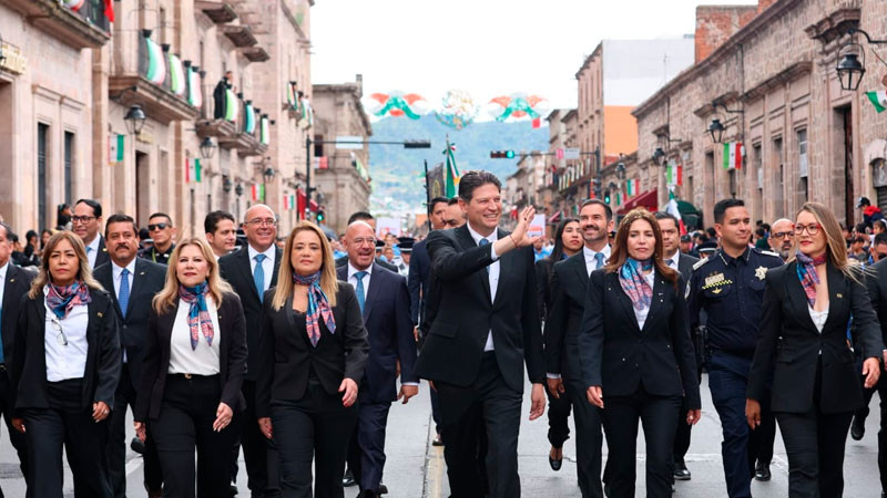 Familias morelianas llenan de color el Centro Histórico durante desfile por el natalicio de Morelos 