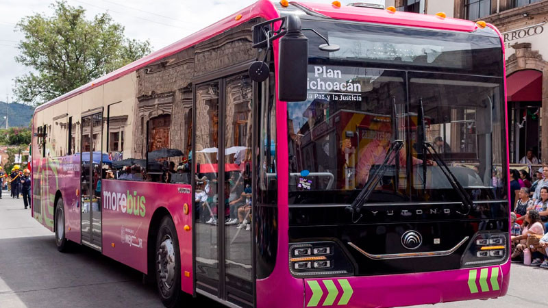Morebús y teleférico se sumaron al desfile por el natalicio de Morelos en la capital michoacana 