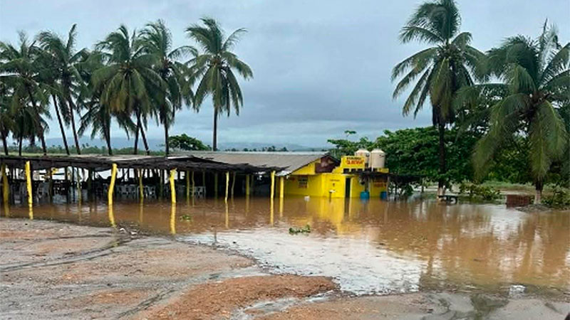 Abren la Barra del Tigre para reducir riesgo de inundaciones en Playa Azul y El Habillal de Lázaro Cárdenas, Michoacán 