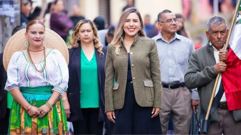 Dayana Pérez Mendoza acompaña a la comunidad escolar de Paramuén en desfile por el natalicio de José María Morelos 