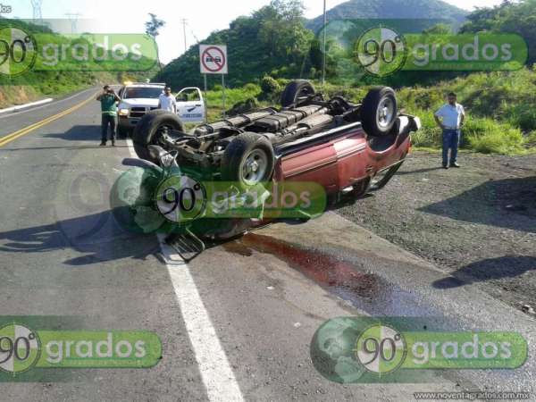 Dos adultos y dos menores heridos, saldo de volcadura en Arteaga, Michoacán - Foto 0 