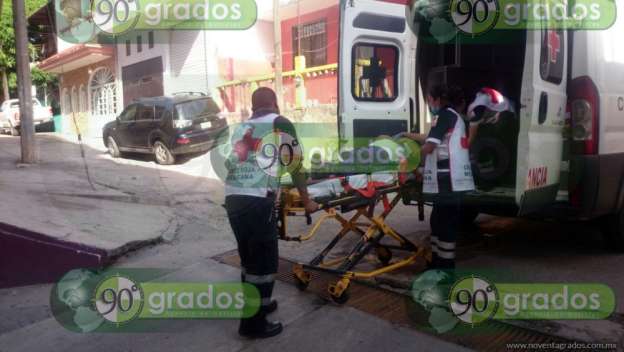 Dos adultos y dos menores heridos, saldo de volcadura en Arteaga, Michoacán - Foto 1 
