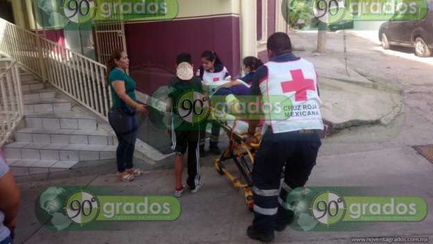 Dos adultos y dos menores heridos, saldo de volcadura en Arteaga, Michoacán - Foto 3 