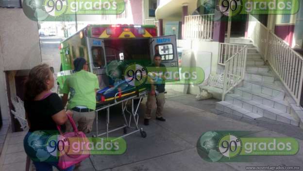 Dos adultos y dos menores heridos, saldo de volcadura en Arteaga, Michoacán - Foto 4 