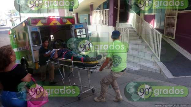 Dos adultos y dos menores heridos, saldo de volcadura en Arteaga, Michoacán - Foto 5 