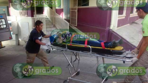 Dos adultos y dos menores heridos, saldo de volcadura en Arteaga, Michoacán - Foto 6 