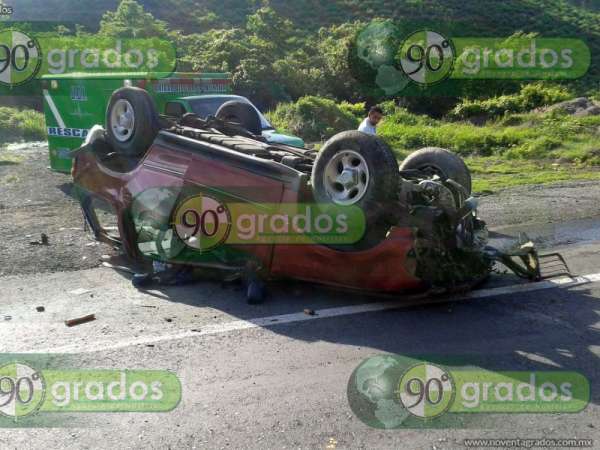 Dos adultos y dos menores heridos, saldo de volcadura en Arteaga, Michoacán - Foto 8 
