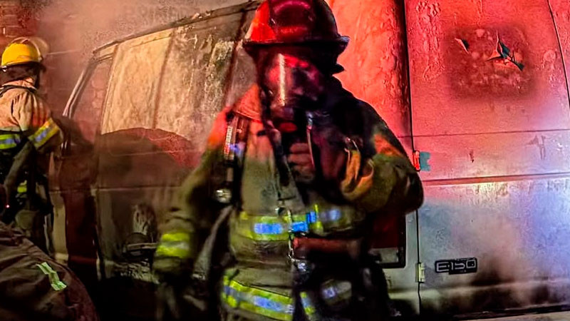 Incendio de vehículo en avenida Universidad, en Querétaro capital 
