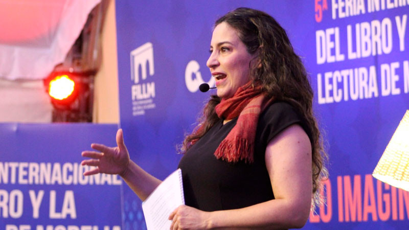 Tiaré Scanda cautiva con lectura en voz alta en la 5ta Feria Internacional del Libro de Morelia 