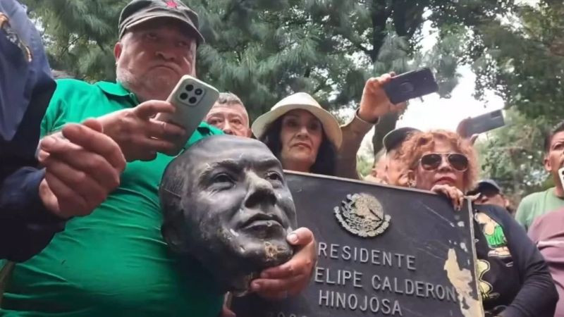Ricardo Monreal califica como “expresión popular” daños a estatua de Felipe Calderón 