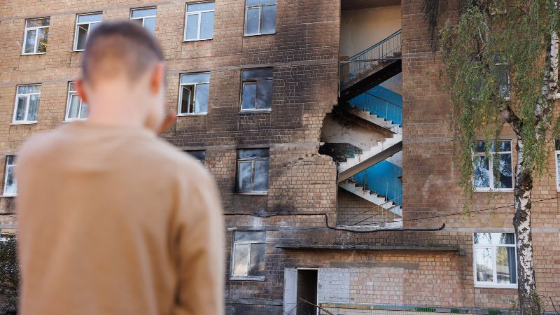 Dron ruso impacta escuela durante ataque en Kiev, Ucrania