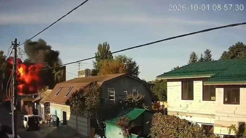 Dron ruso impacta escuela durante ataque en Kiev, Ucrania