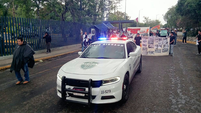 Marchan estudiantes para conmemorar el "2 de octubre no se olvida" en la capital michoacana 