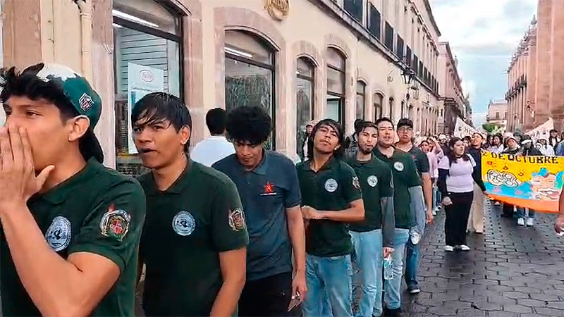 Estudiantes marchan por el Centro Histórico de Morelia en conmemoración del 2 de octubre 