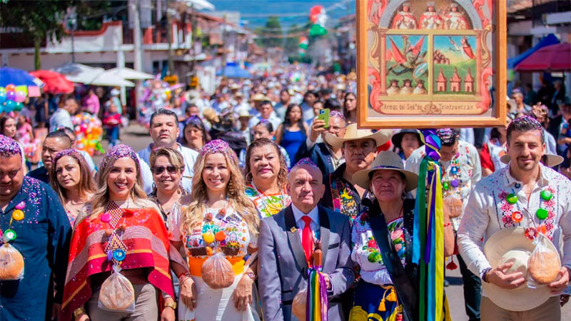 Dayana Pérez Mendoza acompaña a Tzintzuntzan en la celebración de su 96 aniversario 