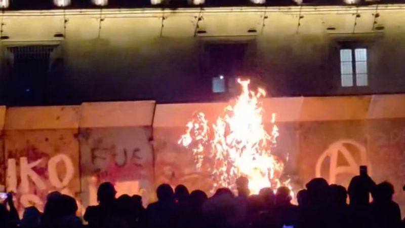 Tras marcha del 2 de octubre, manifestantes incendian vallas frente a Palacio Nacional 