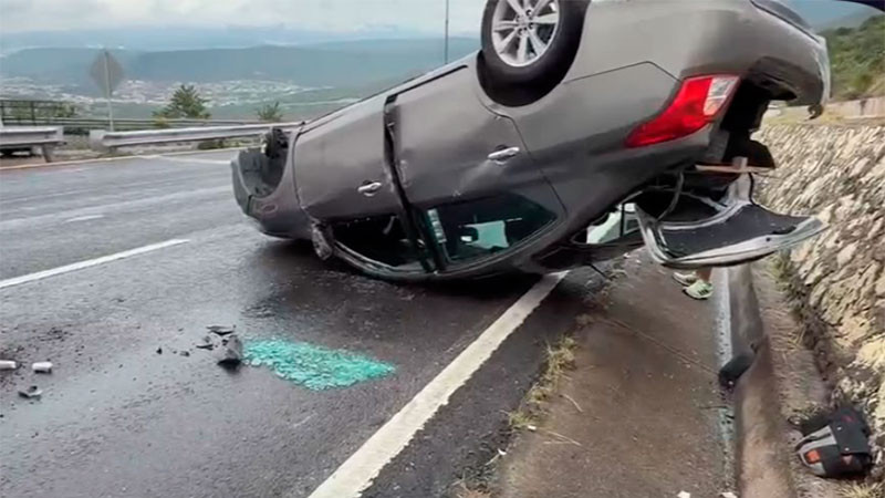 Vuelca un auto en el anillo vial Fray Junípero Serra de la capital queretana  