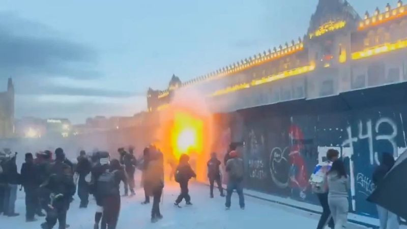 Marcha del 2 de octubre reúne a 8 mil personas; reportan daños e incidentes en el Zócalo 