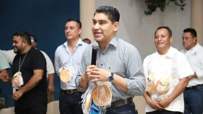 Entrega Pablo Varona techumbre en la capilla de San Jeronimo en Huetamo, Michoacán 