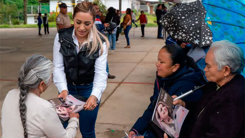 Grecia Aguilar lleva su Segundo Informe a la región Oriente; escucha de frente a las familias de Angangueo 