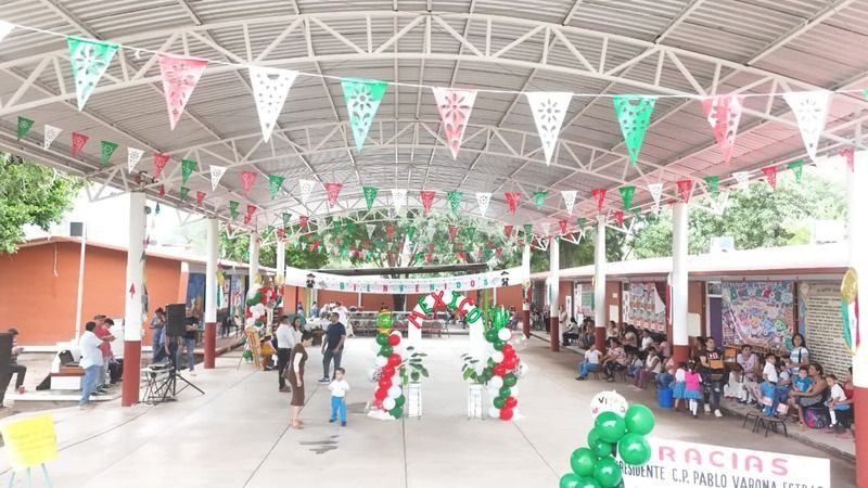 Se transforma jardín de niños "Federico Froebel" en Huetamo con la construcción de un techo 