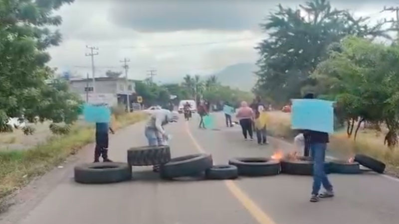 Habitantes de Buenavista bloquean carretera Buenavista-Apatzingán  