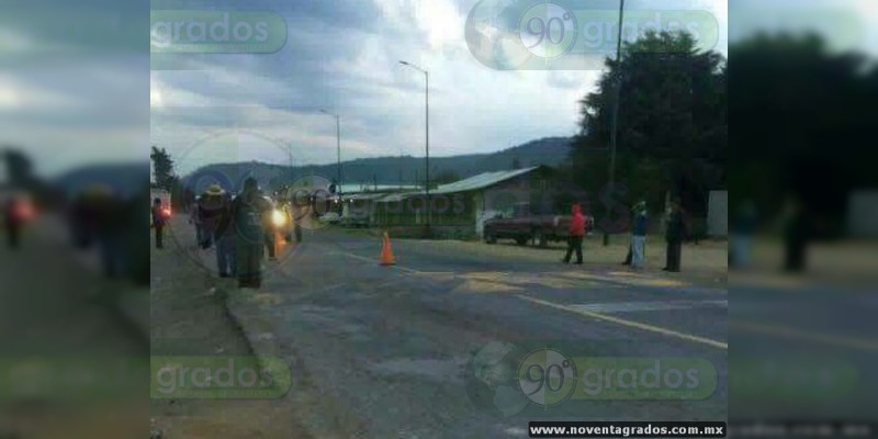 Habitantes de Capacuaro, Michoacán, instalan retén carretero; secuestran vehículos - Foto 0 