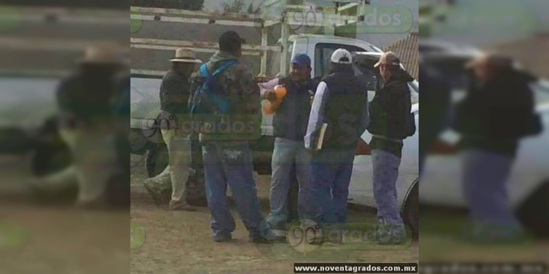 Habitantes de Capacuaro, Michoacán, instalan retén carretero; secuestran vehículos - Foto 1 