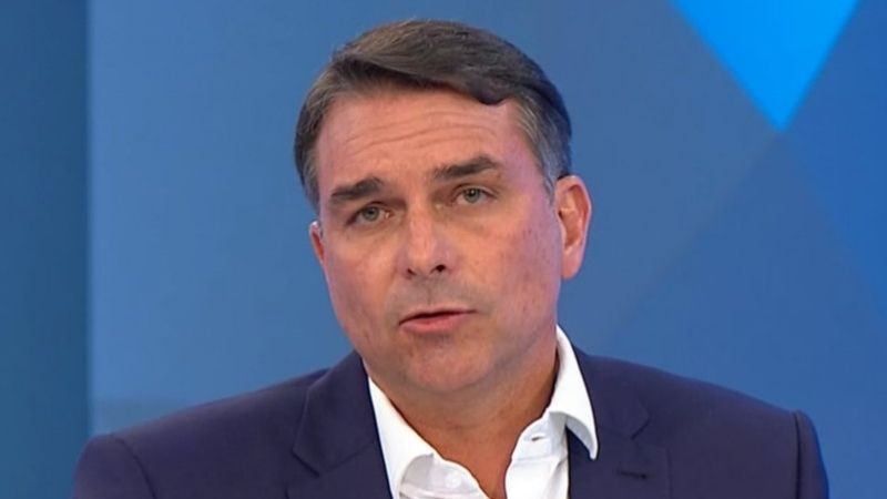 Flávio Bolsonaro aventaja a Lula en primeros resultados de elección presidencial en Brasil 
