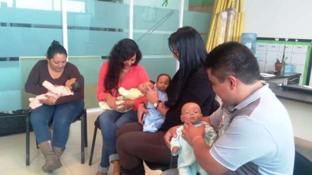 Crean conciencia sobre embarazos prematuros con simuladores de bebés 