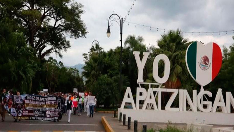 Trabajadores del IMSS Apatzingán salen a protestar a las calles 
