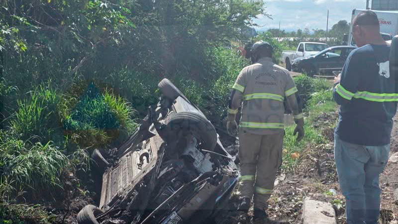 Se registra aparatosa volcadura en el Surponiente de Corregidora, Querétaro; no se reportan lesionados 