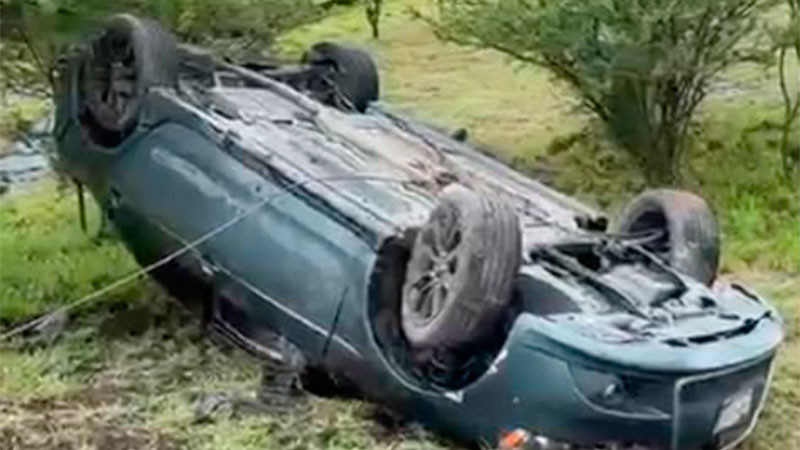 Automóvil se sale del camino y vuelca en Paseo de la República de Querétaro; conductor resulta lesionado 