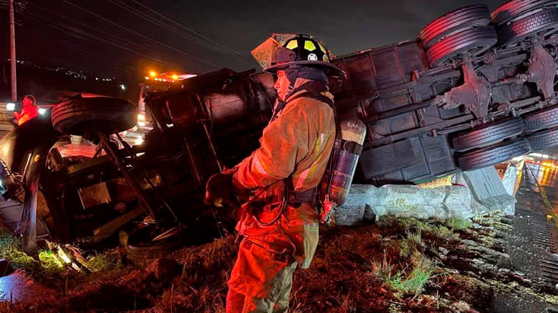 Vuelca tráiler en la autopista 57 México-Querétaro  