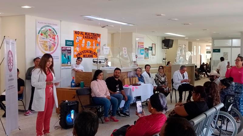 Realizan lectura en voz alta en el Hospital General de Uruapan en el marco del Mes de la Concientización del Cáncer de Mama 