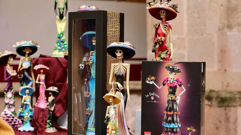 Catrinas de barro de Capula, el nuevo set de LEGO; Bedolla destaca reconocimiento mundial 