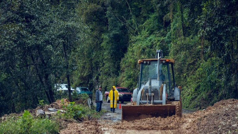 Liberan caminos afectados por deslaves y garantizan movilidad en Pinal de Amoles, Querétaro 