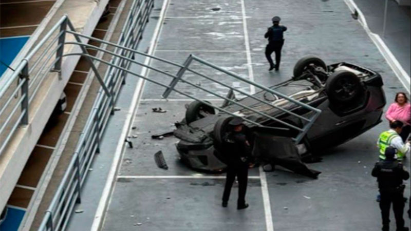 Conductora sale ilesa tras caer con su vehículo desde segundo piso en Galerías Coapa de la CDMX 