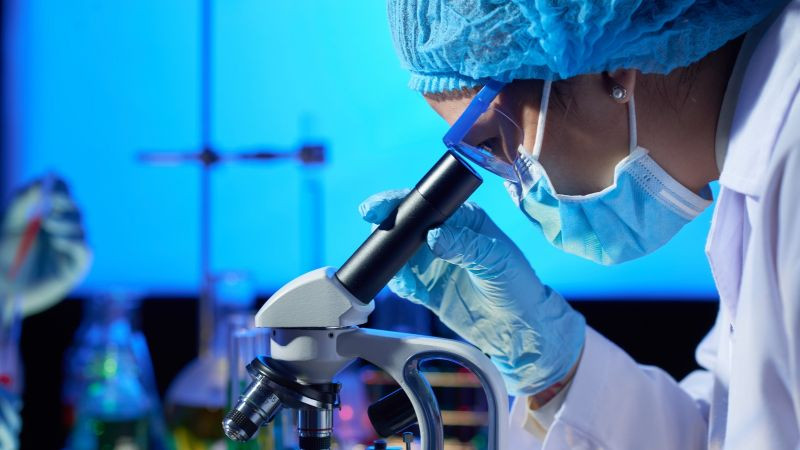 ECDC vigila fallecimiento de trabajadora de laboratorio en Rusia por sospecha de peste neumónica 