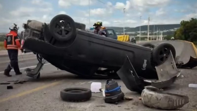 Vuelca automóvil en Ejército Mexicano, en El Marqués, Querétaro 