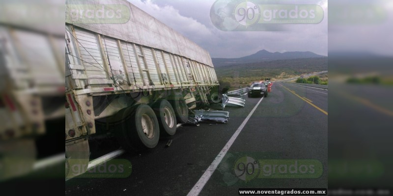 En la fatídica Pátzcuaro-Cuitzeo trailero se accidenta - Foto 1 