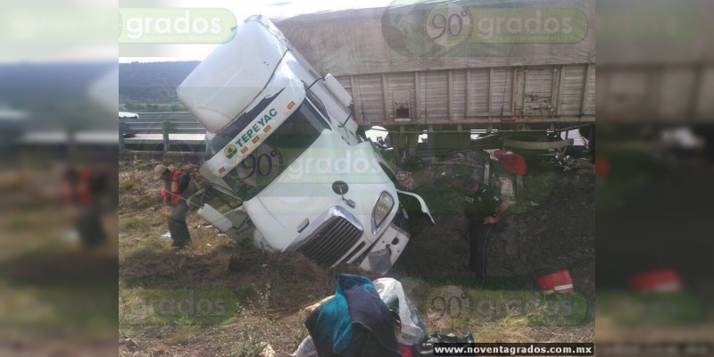 En la fatídica Pátzcuaro-Cuitzeo trailero se accidenta - Foto 2 