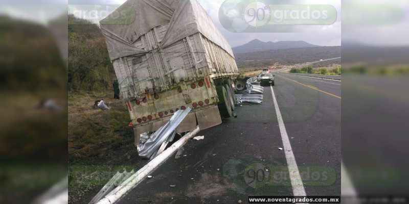 En la fatídica Pátzcuaro-Cuitzeo trailero se accidenta - Foto 3 