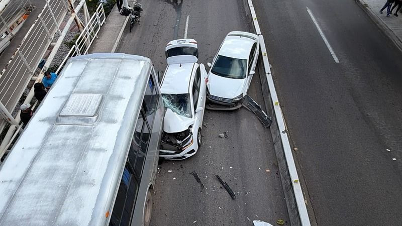 Carambola de tres vehículos provoca cierre en carretera a Tequisquiapan, El Marqués 