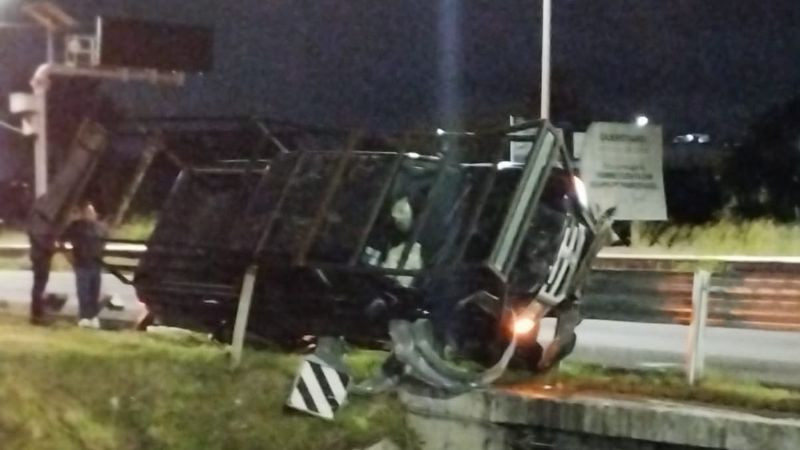 Vuelca auto en la México-Querétaro; dos personas resultan heridas 