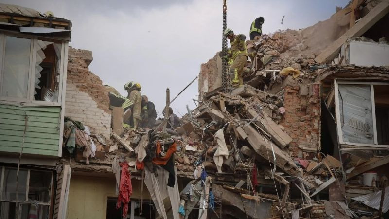 Ataques rusos dejan al menos 26 personas sin vida en varias regiones de Ucrania 