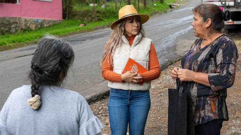 Grecia Aguilar mantiene trabajo cercano con las familias de Angangueo 
