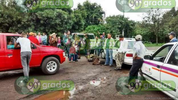 Bloquean colonos carretera libre a Patzcuaro; se manifiestan contra desalojo - Foto 0 