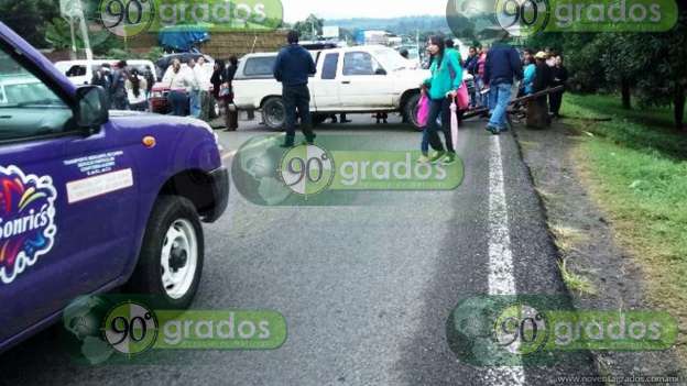 Bloquean colonos carretera libre a Patzcuaro; se manifiestan contra desalojo - Foto 1 