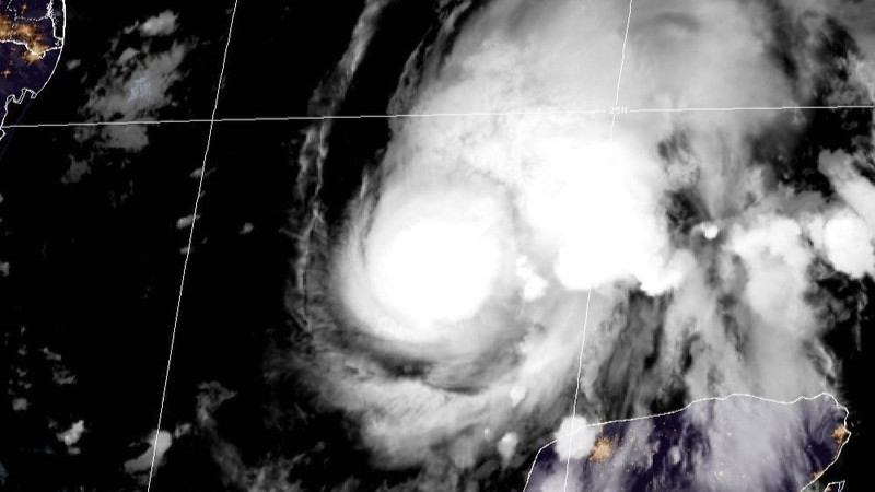 Isaias se intensifica a huracán categoría 1 en el Golfo de México 